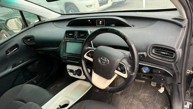 Toyota Prius Hybrid 2016 (3)