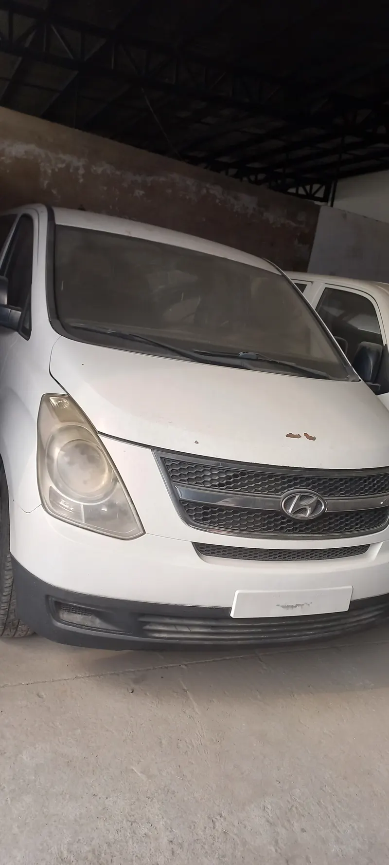 Hyundai Minibus 2012 (1)