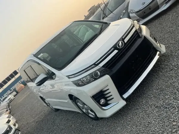 Toyota Voxy 2015 (2)