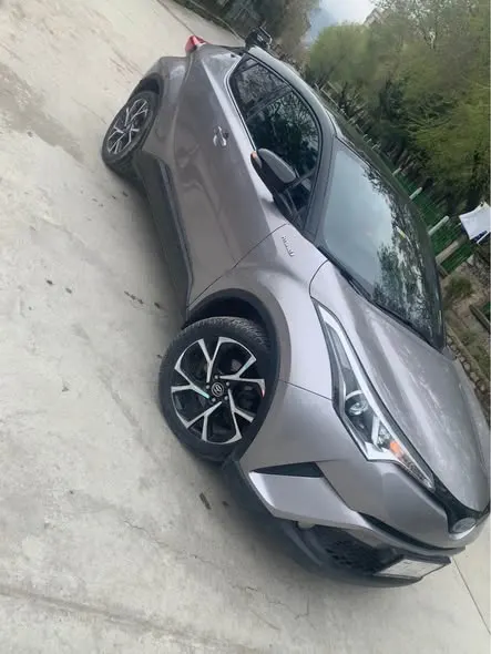 Toyota CR Hybrid 2017 (2)