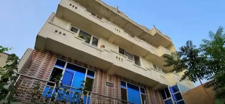 New 4-storey building for sale, 16 rooms, 450 m² (1)
