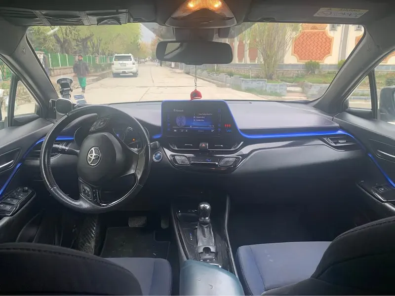 Toyota CR Hybrid 2017 (4)