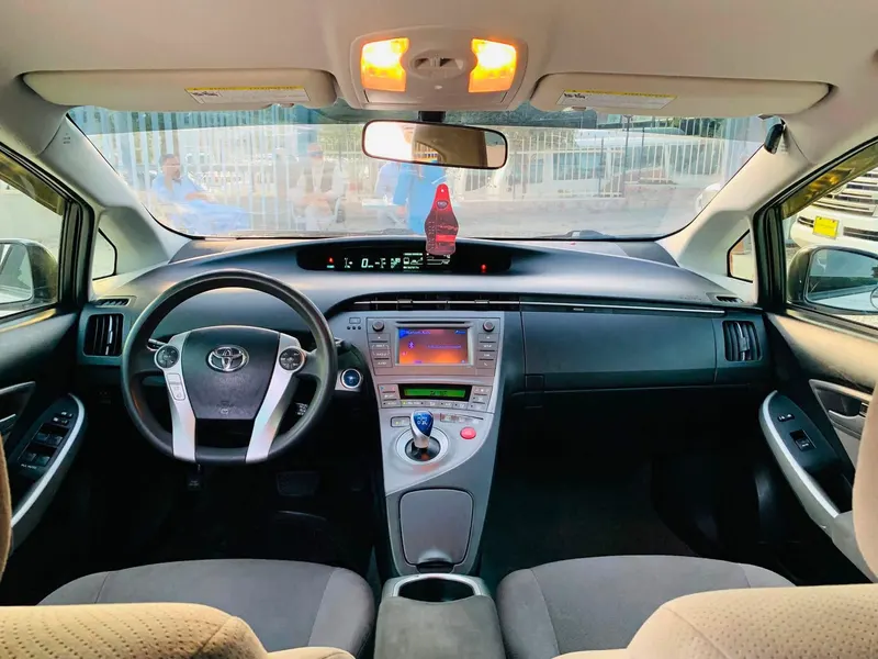 Toyota Prius 2015 (5)