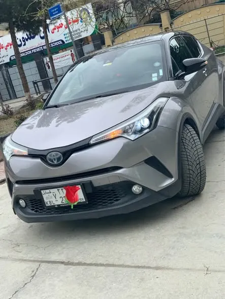 Toyota CR Hybrid 2017 (1)