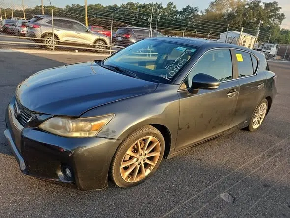 Lexus CT200 (1)
