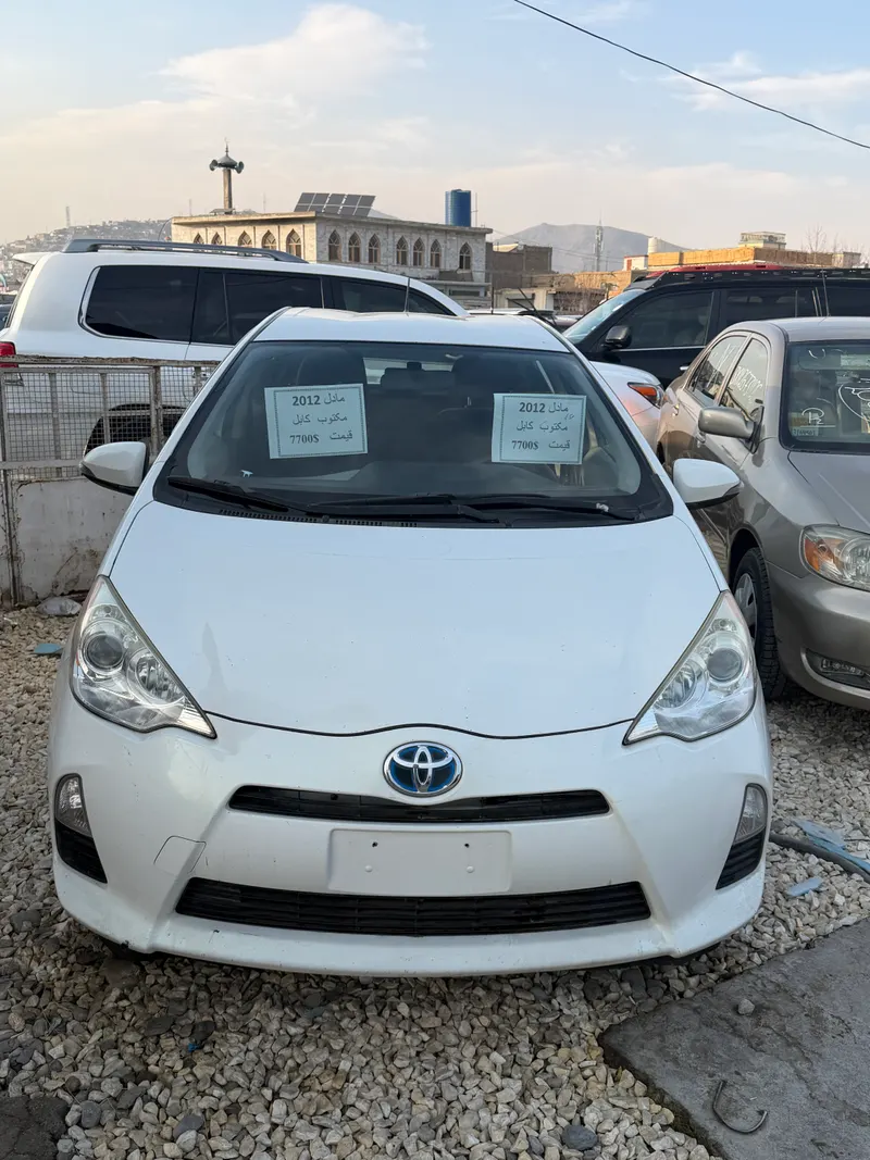 Toyota Aqua 2012 (1)