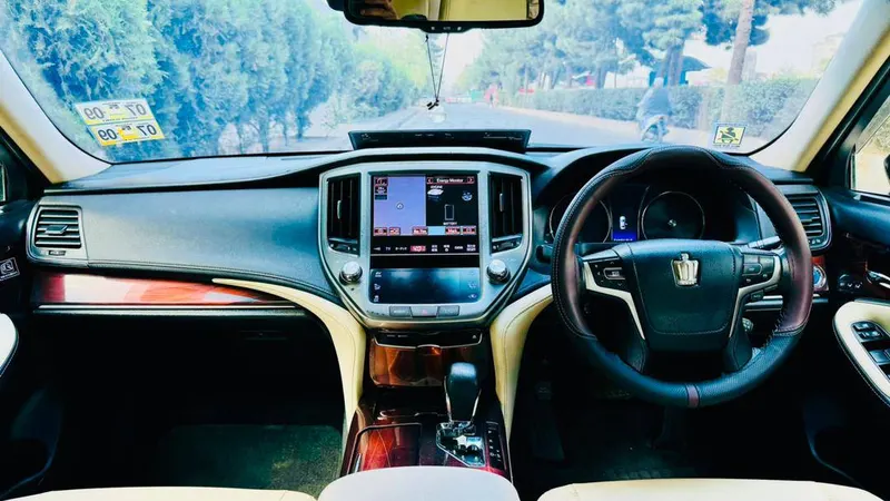 Toyota Crown Hybrid 2013 (4)