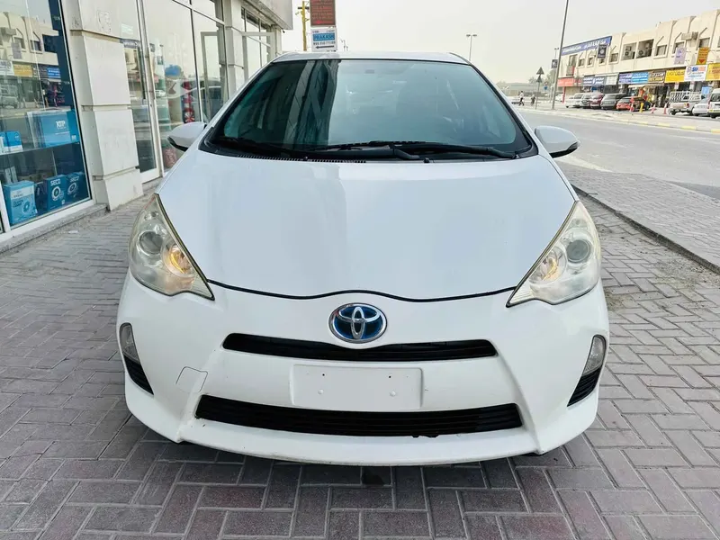Toyota Aqua 2012 (1)