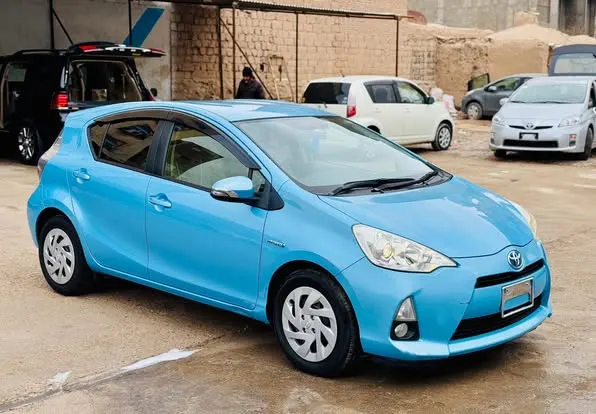 Toyota Aqua Hybrid 2012 (2)