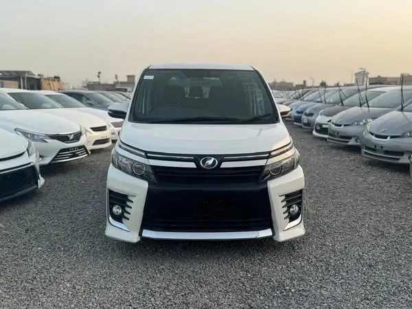 Toyota Voxy 2015 (1)