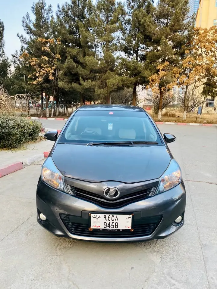 Toyota Yaris 2012 (2)