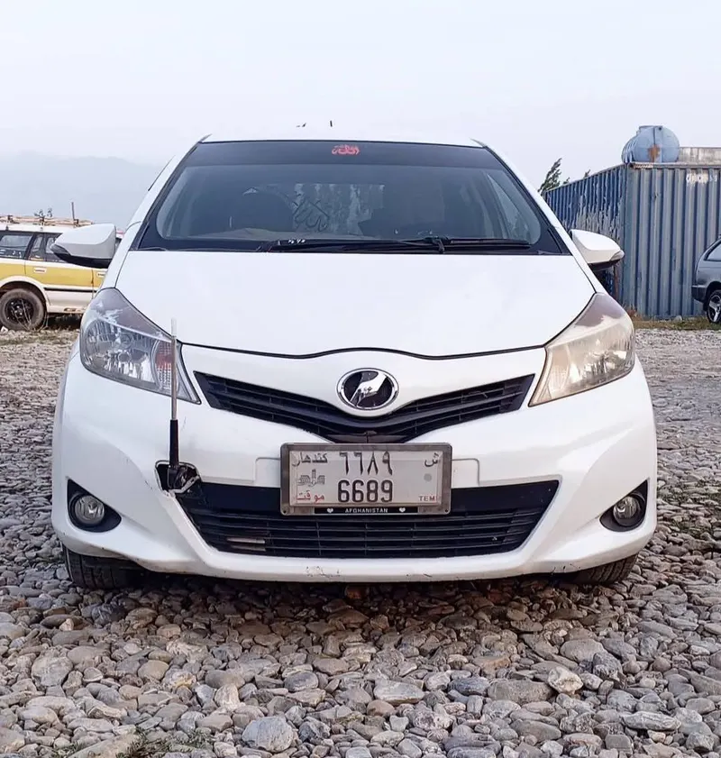 Toyota Vitz 2011 (2)