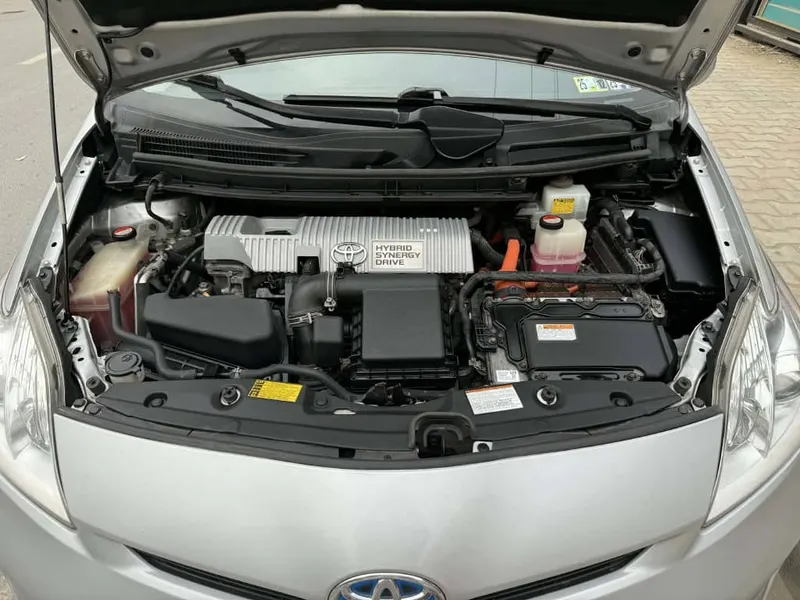 Toyota Prius Hybrid 2015 (6)