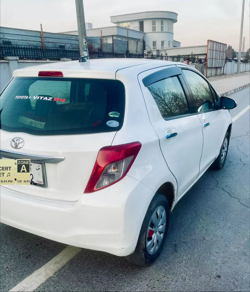 Toyota Vitz 2012 (2)