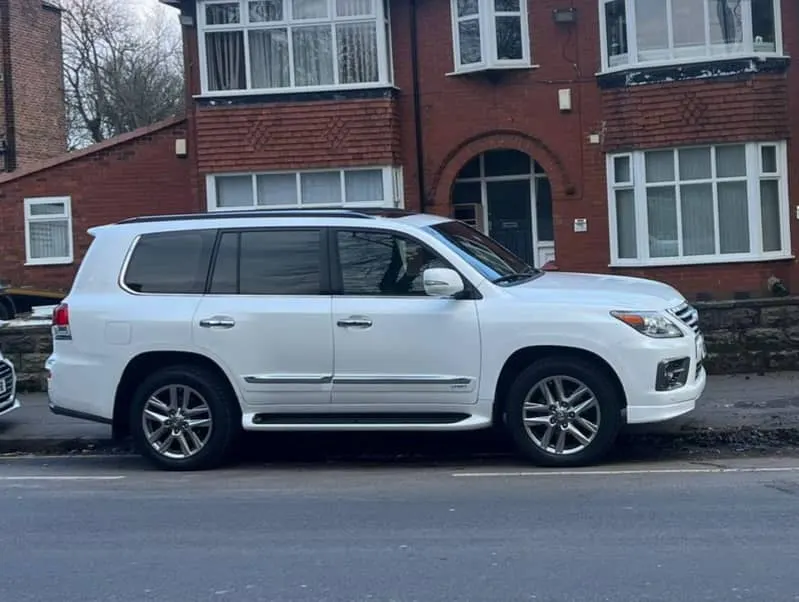 Lexus LX570 2015 (1)