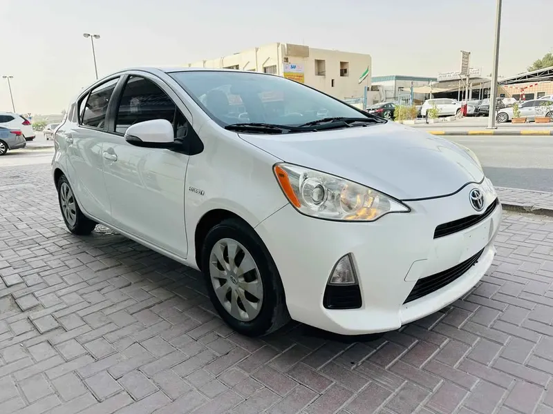 Toyota Aqua 2012 (2)