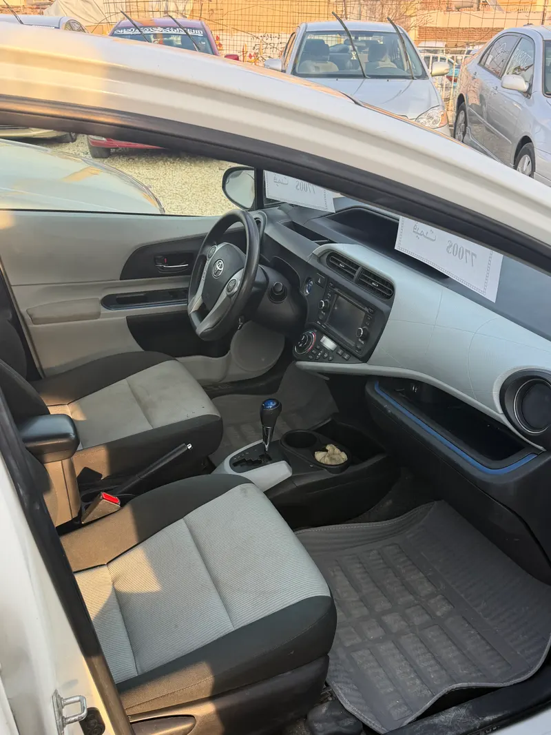 Toyota Aqua 2012 (3)