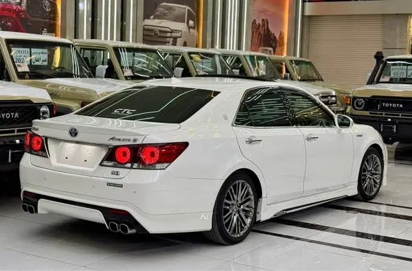 Toyota Crown Hybrid 2017 (3)