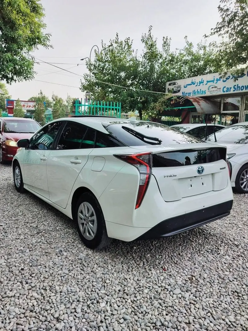 Toyota Prius 2016 (3)