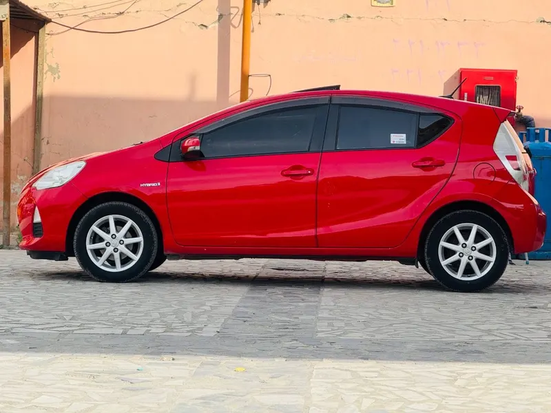 TOYOTA PRIUS C 2014 (2)