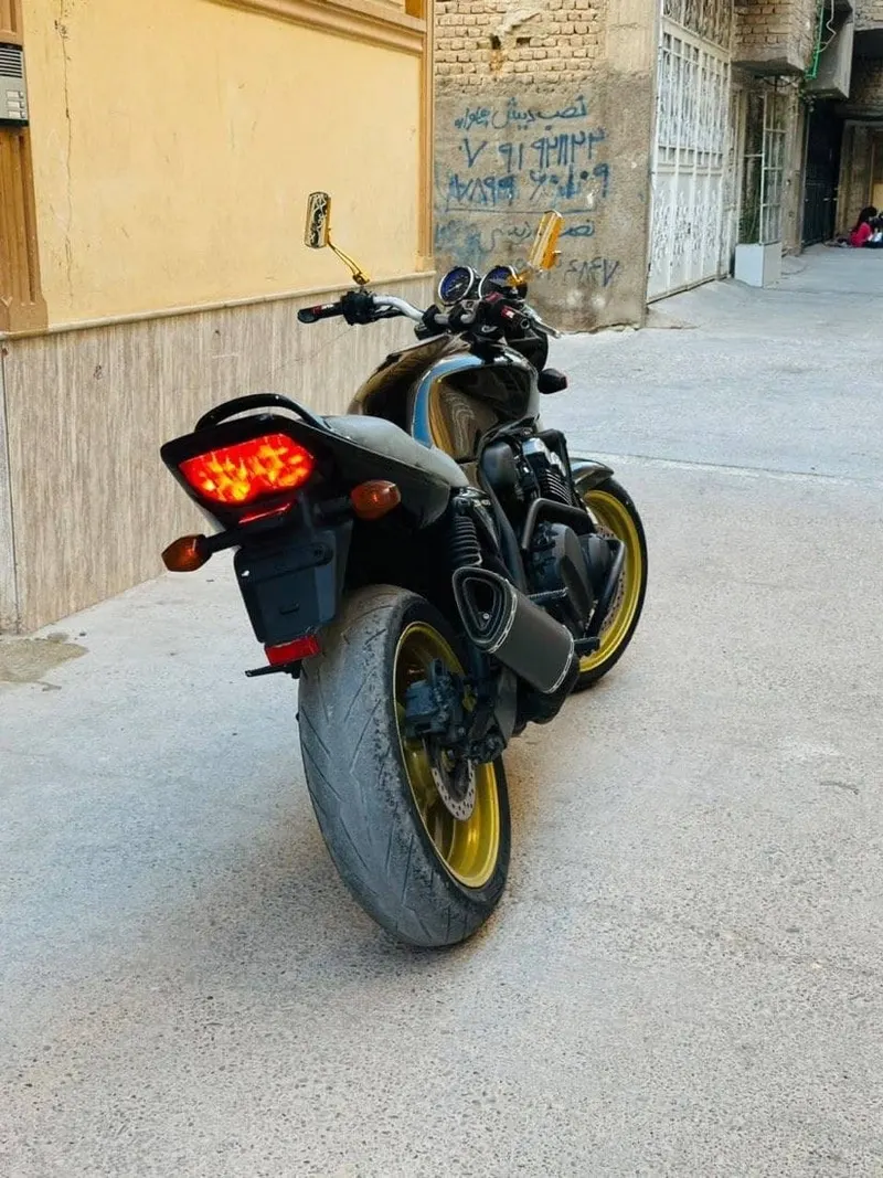 Honda CB400 Japanese motorcycle, excellent condition (2)