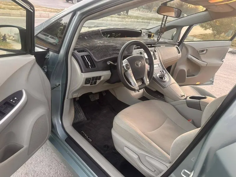 Toyota Prius Hybrid 2014 (5)