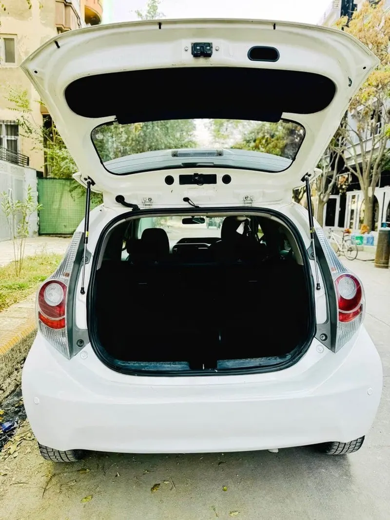 Toyota Aqua Hybrid 2012, White - 4900 USD (4)