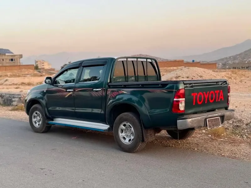 Toyota Hilux 2006 Petrol (5)