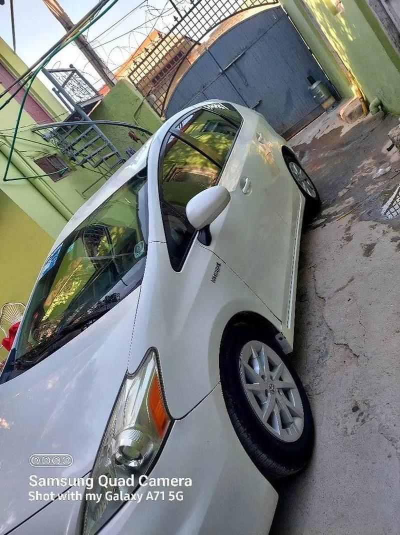 Toyota Prius V 2014 Hybrid - Pearl White (4)