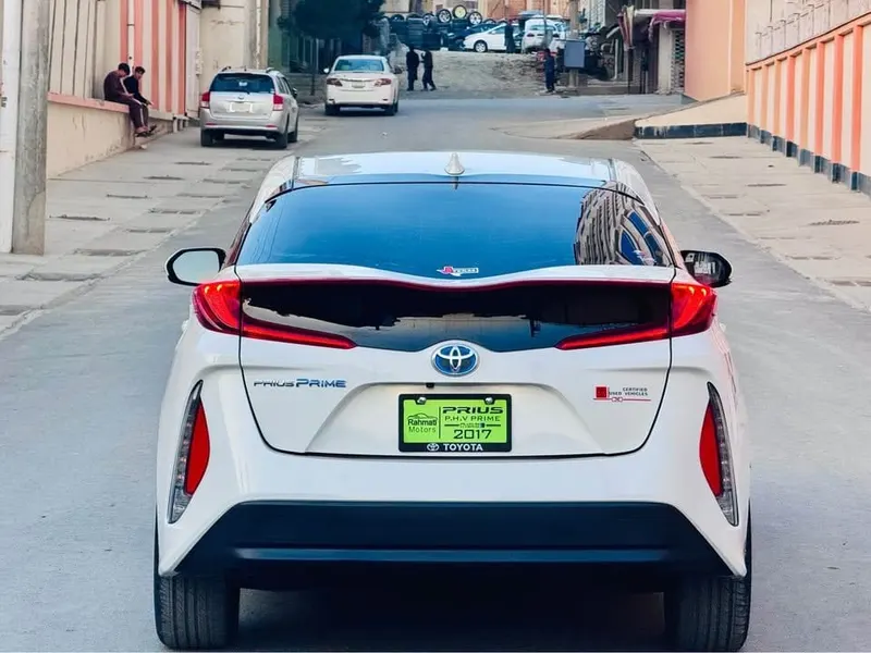 Toyota Prius PHV Prime 2017 Full Option (4)
