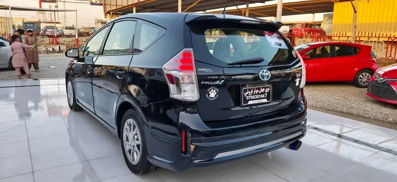 Toyota Prius V 2015 Hybrid, 66,000 km (3)