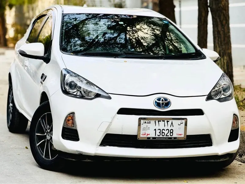 Toyota Aqua Hybrid 2012, White - 4900 USD (1)