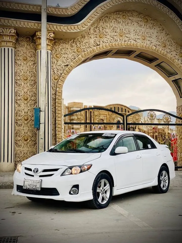Toyota Corolla 2010 Canadian, White, 8 Airbags, ABS (4)