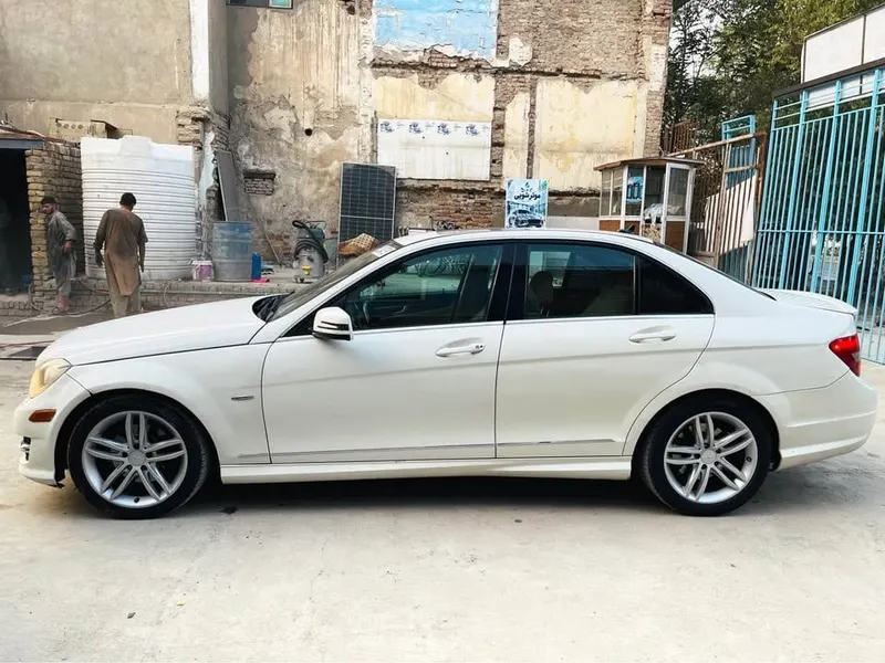 Mercedes-Benz C250 2012 Full Option, White, Sunroof (8)