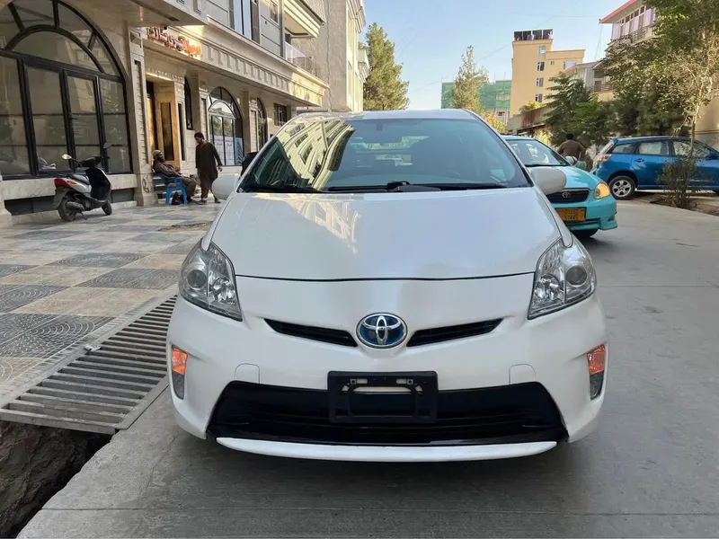 Toyota Prius 2013, Pearl White - Urgent Sale (1)