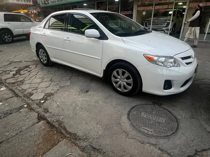 Toyota Corolla LE 2013 White Sunroof Automatic (2)