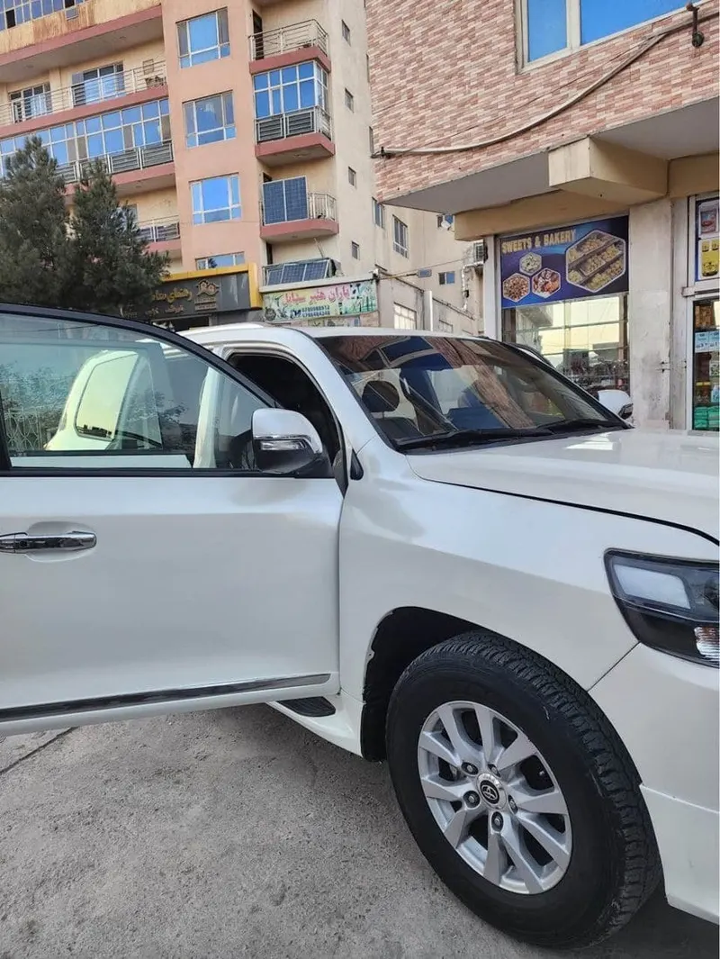Toyota Land Cruiser GXR i 2011, White, Used (3)