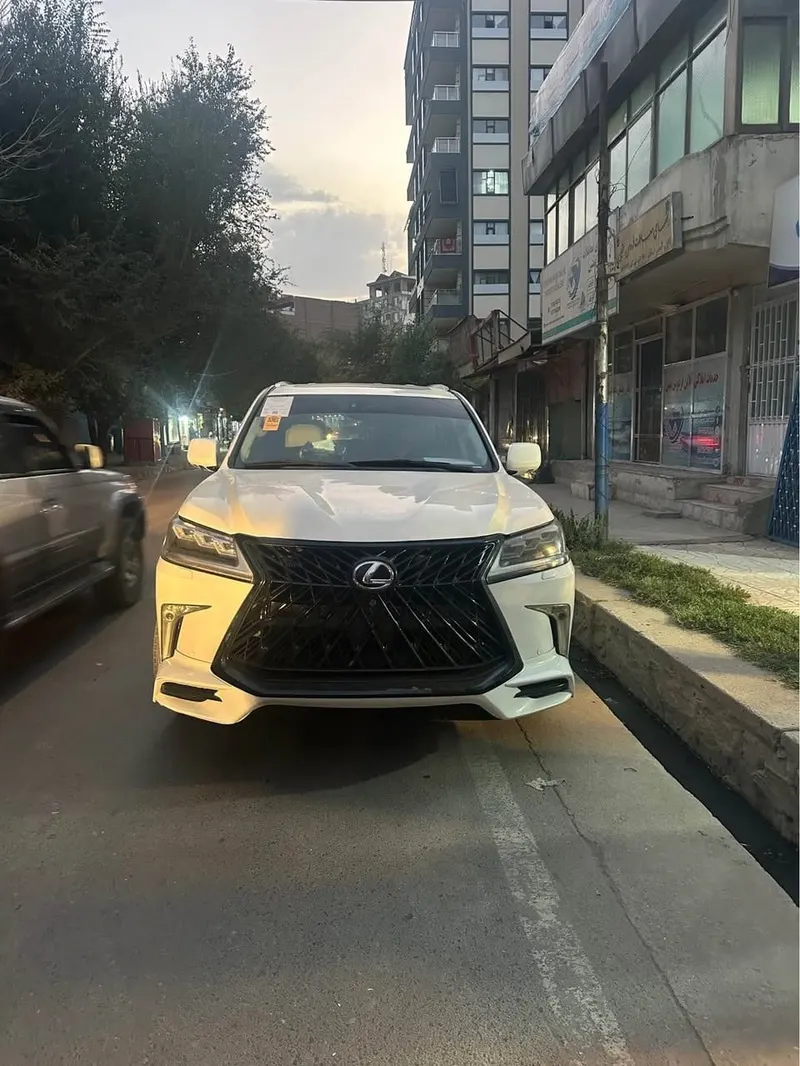 Lexus LX 570 2009 White American Version (1)