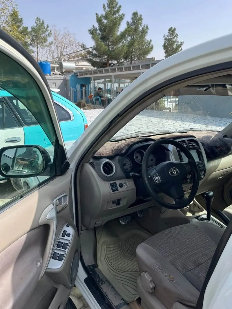 Toyota RAV4 2004 White, Automatic (5)