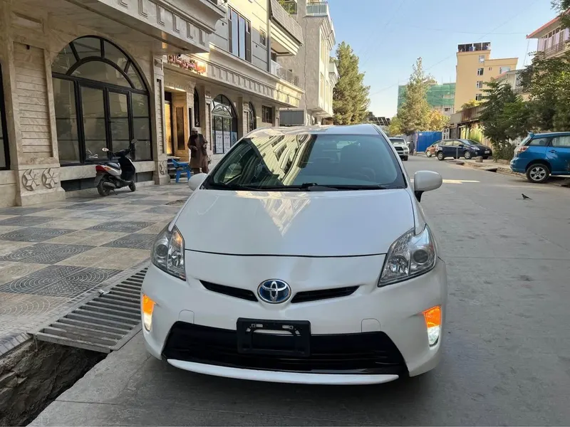Toyota Prius 2013, Pearl White - Urgent Sale (4)