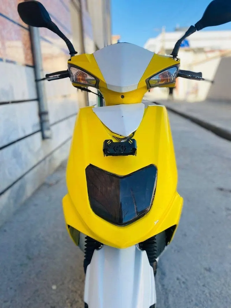 Kymco 125cc Scooter, Yellow and White, Used (3)