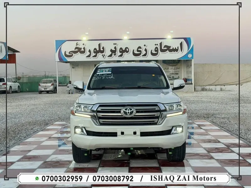 Toyota Land Cruiser VXR 2017 5.7L (2)