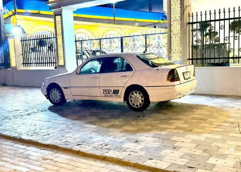 Mercedes-Benz W202 1995 سفید، داخل زرد (1)