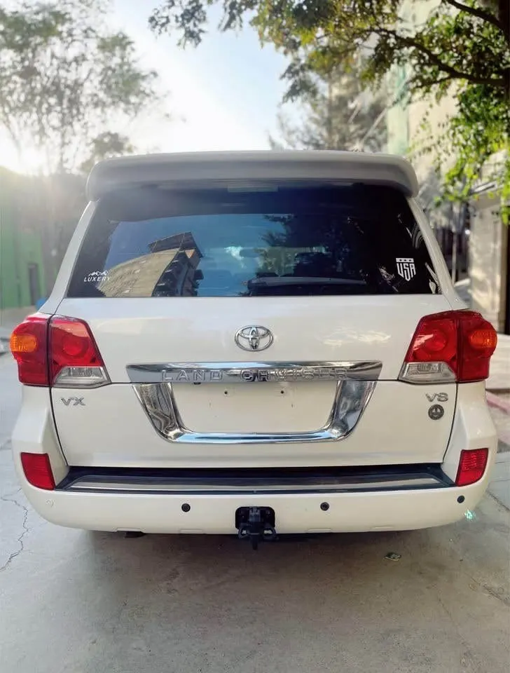 تویوتا لندکروزر VXR 2008 سفید (2)