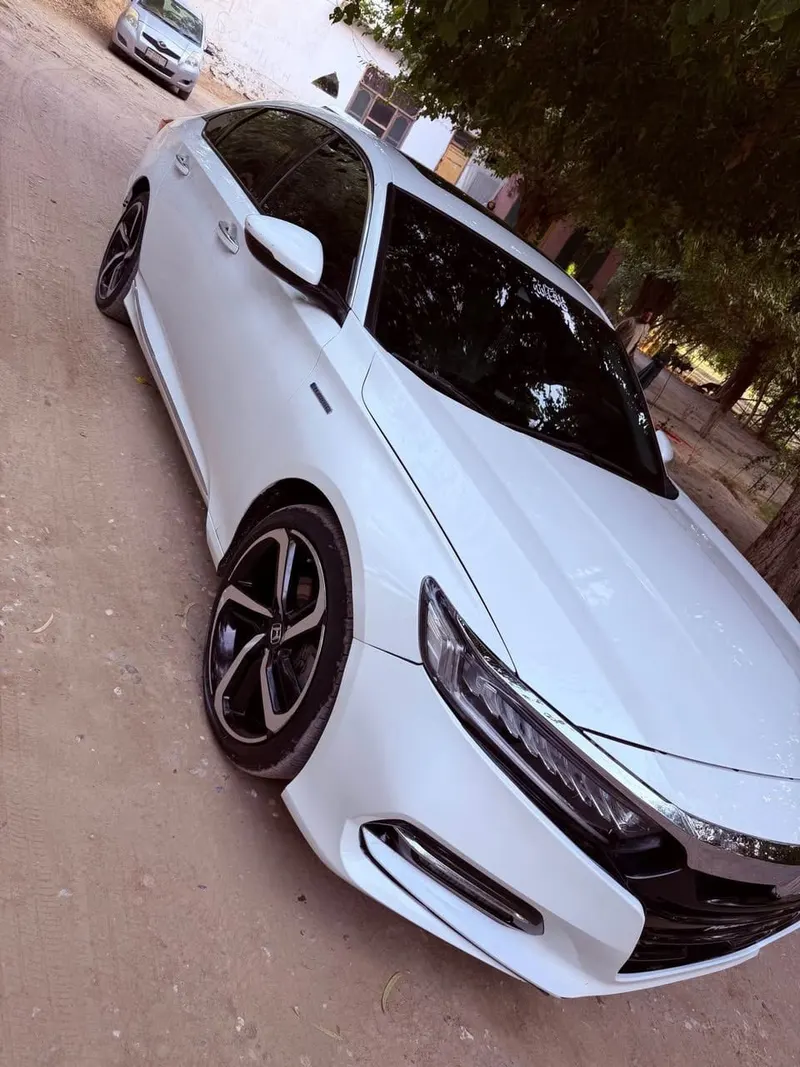 Hybrid Car 2019 Four-Cylinder White Full Option (3)