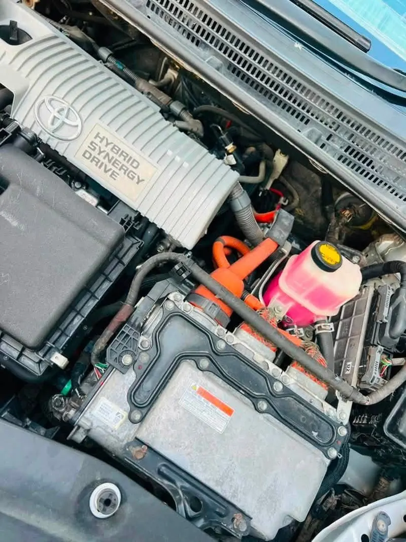Toyota Prius 2012 Hybrid, Full Options, Silver (5)
