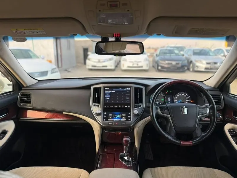 Toyota Crown Majesta 2014 Hybrid White (4)