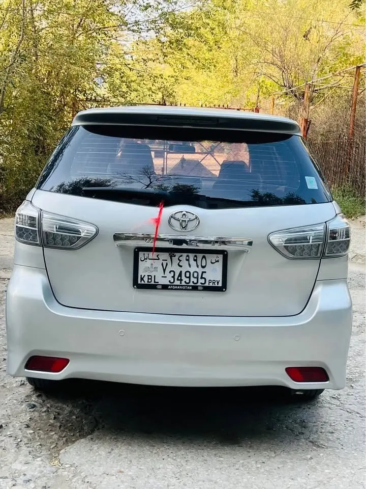 Toyota Wish 2012 Silver, Automatic, 4-Cylinder, Accident-Free (2)