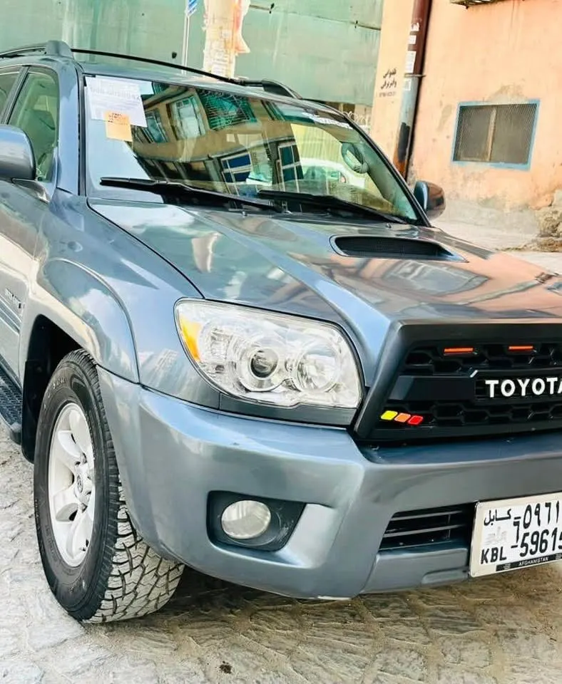 Toyota 4Runner 2004, 3-Row Company Original, 6-Cylinder Petrol (8)
