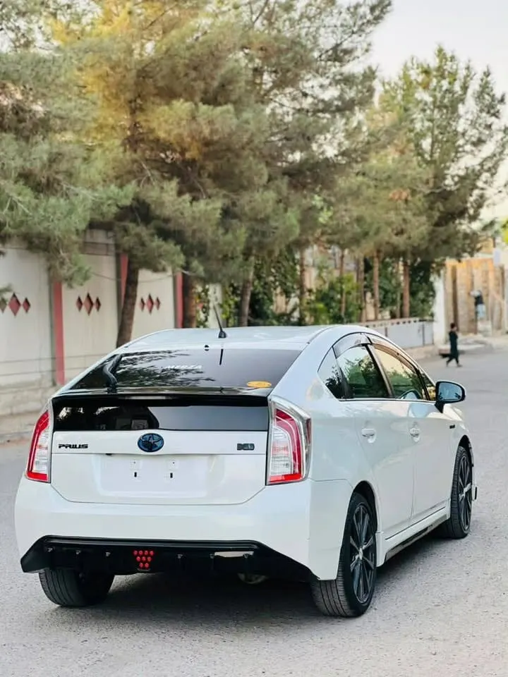 Toyota Prius Alpha 2012 (5)